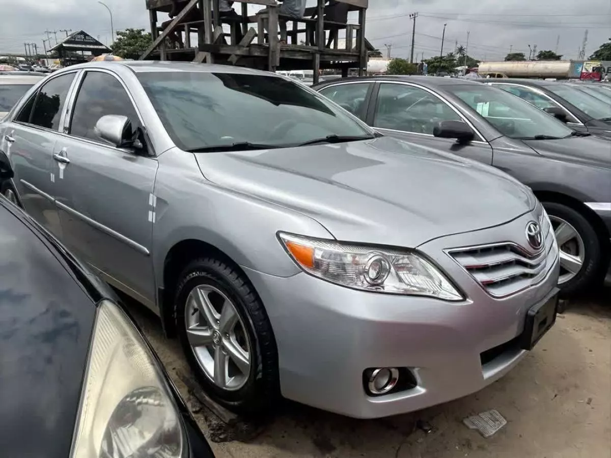 Toyota Camry   - 2010