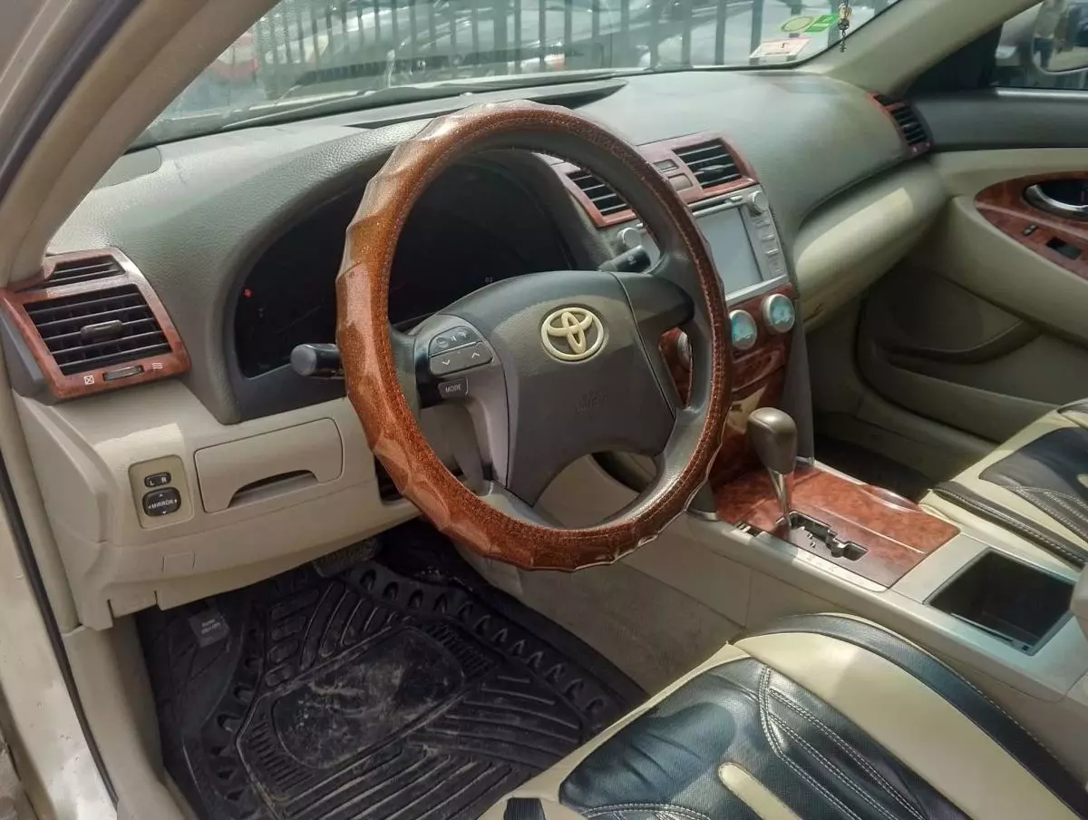 Toyota Camry   - 2009