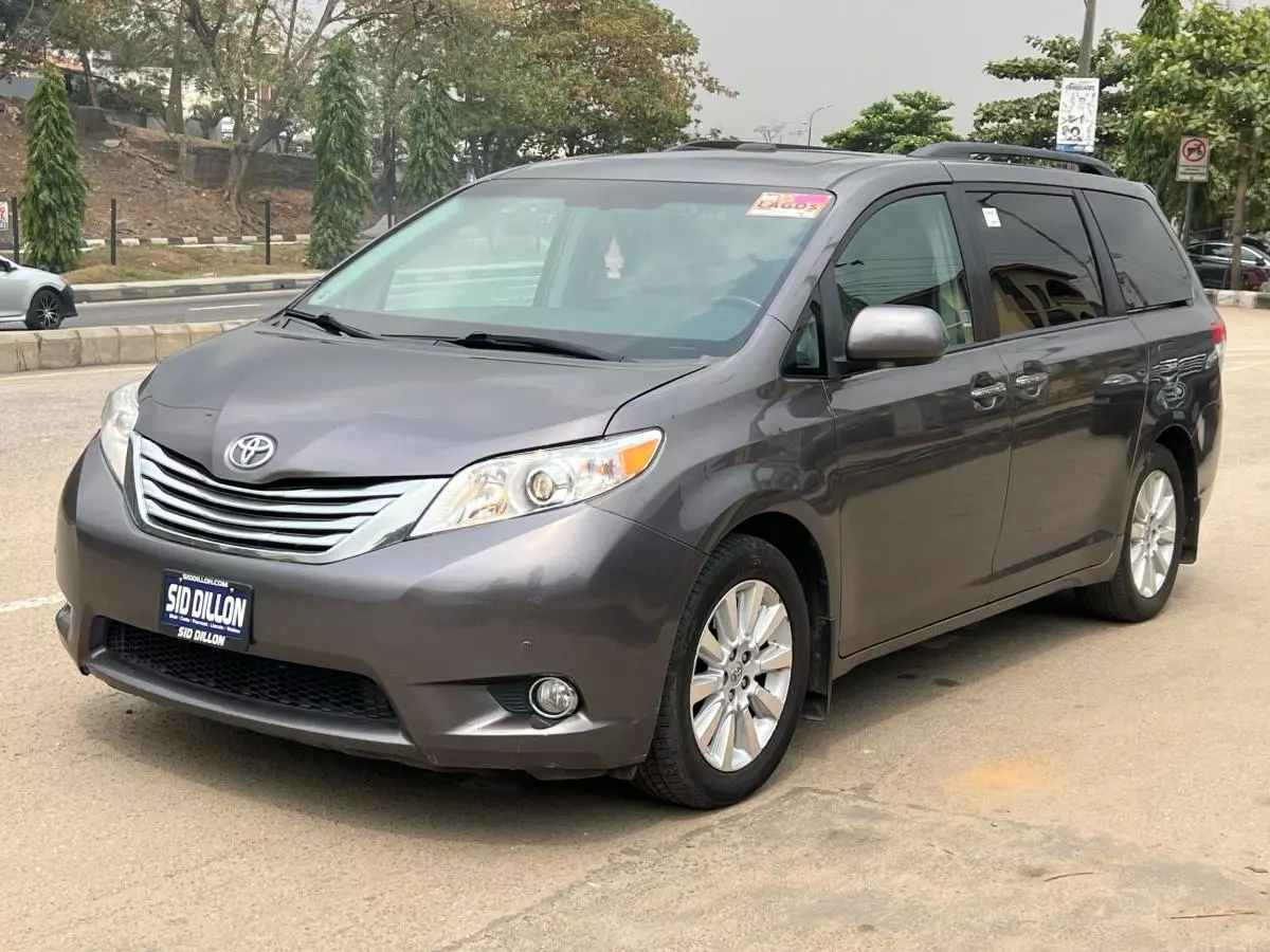 Toyota Sienna   - 2011