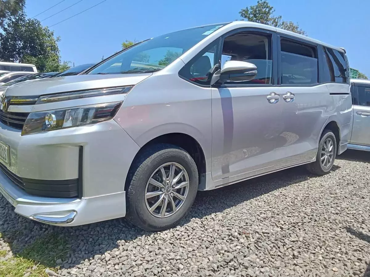 Toyota Voxy    - 2016