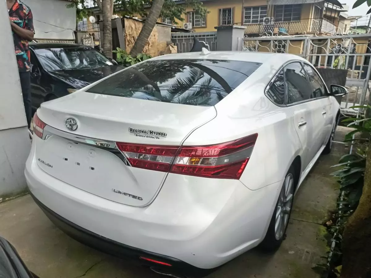 Toyota Avalon   - 2013