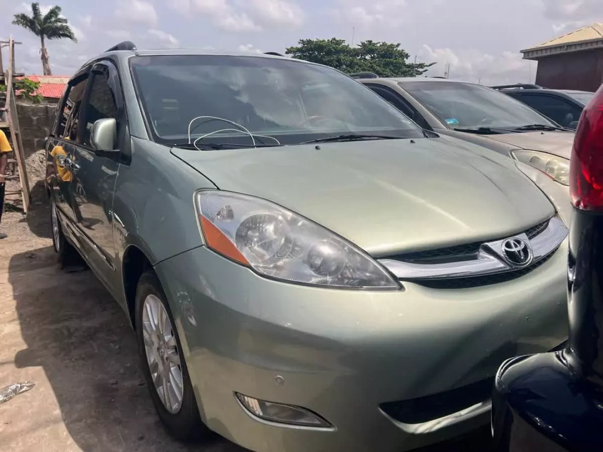 Toyota Sienna   - 2010