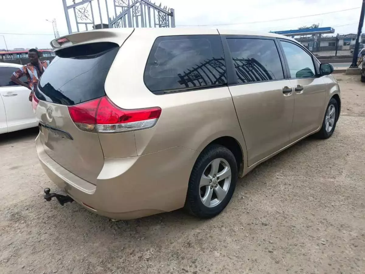 Toyota Sienna   - 2011