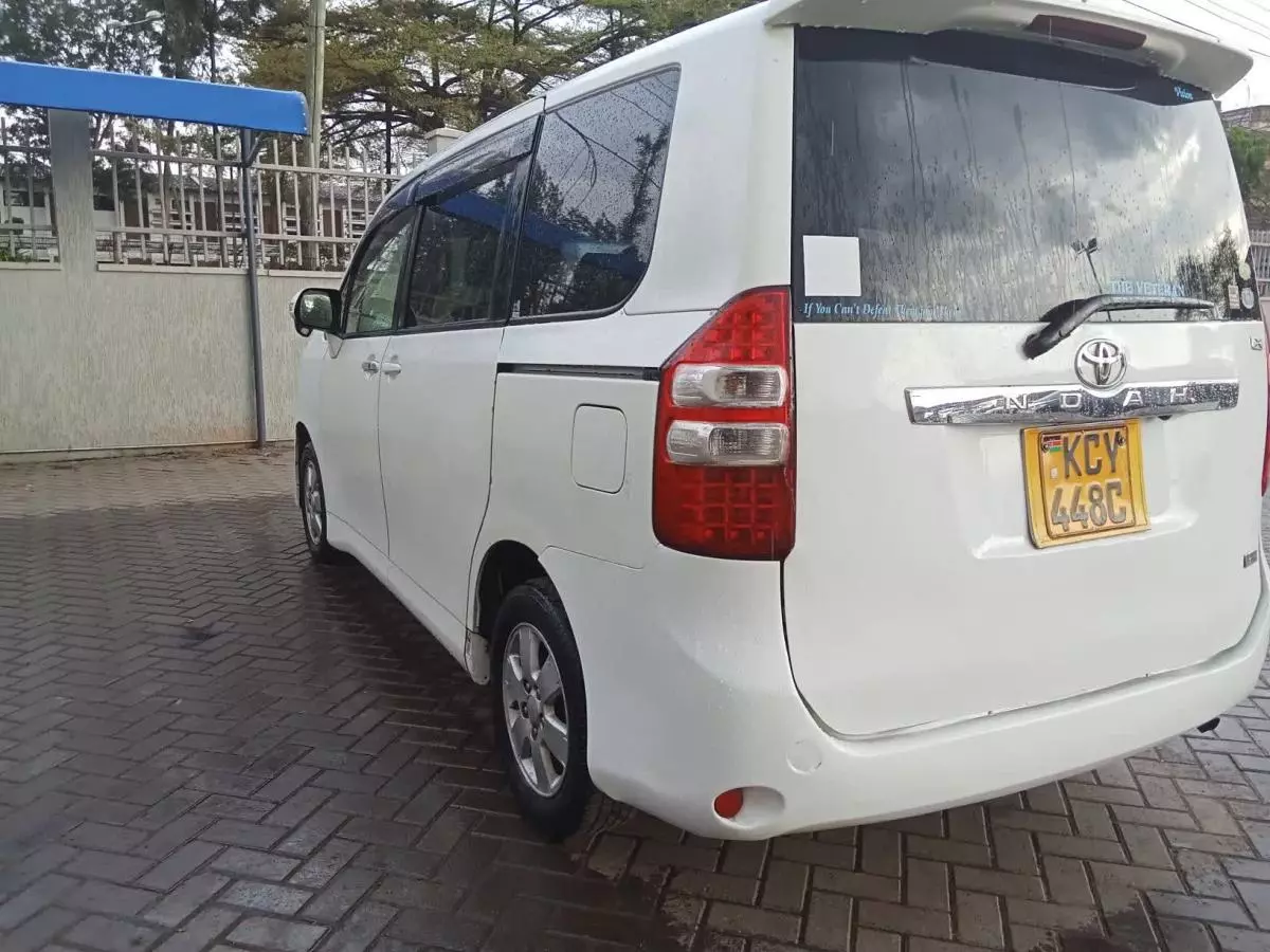 Toyota Noah   - 2015