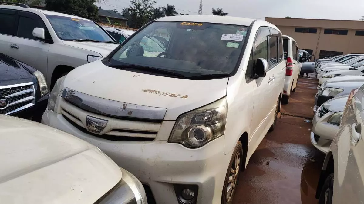 Toyota Noah   - 2010