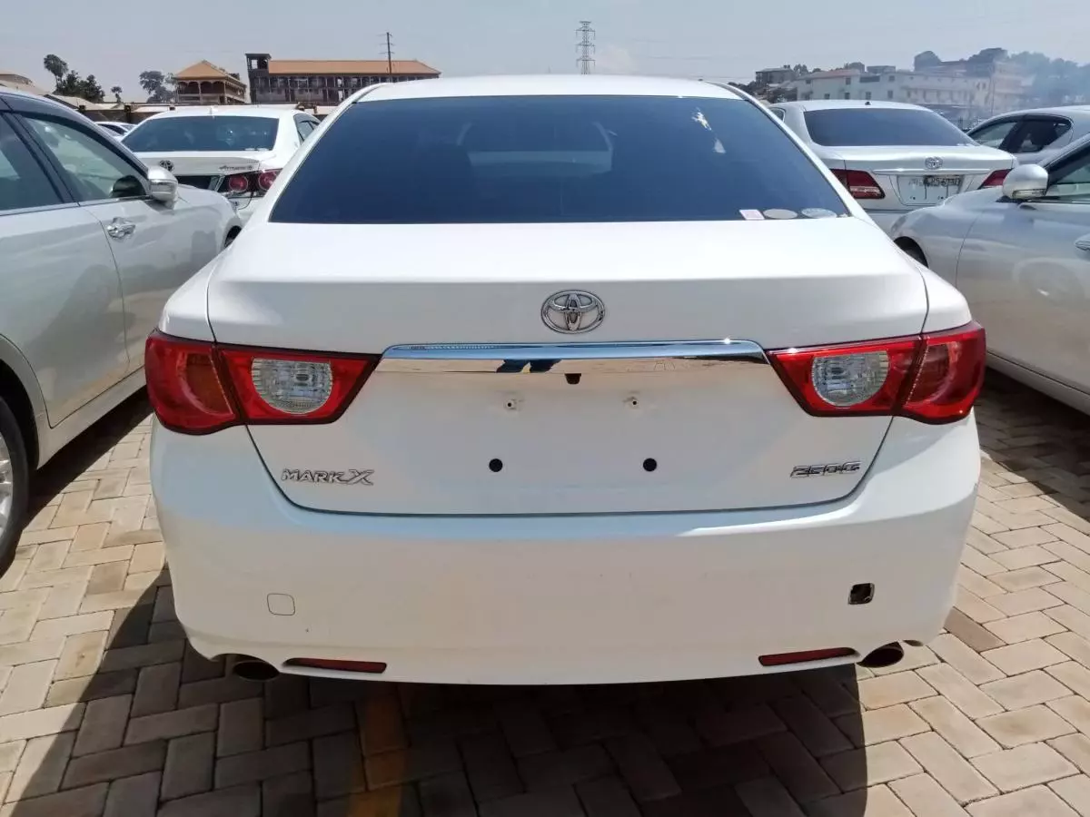 Toyota Mark X   - 2011