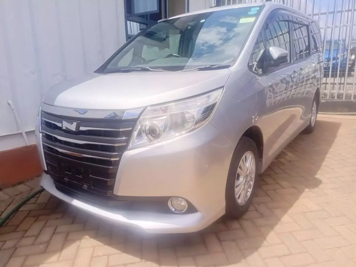 Toyota Noah   - 2016