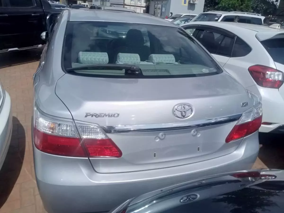 Toyota Premio    - 2010