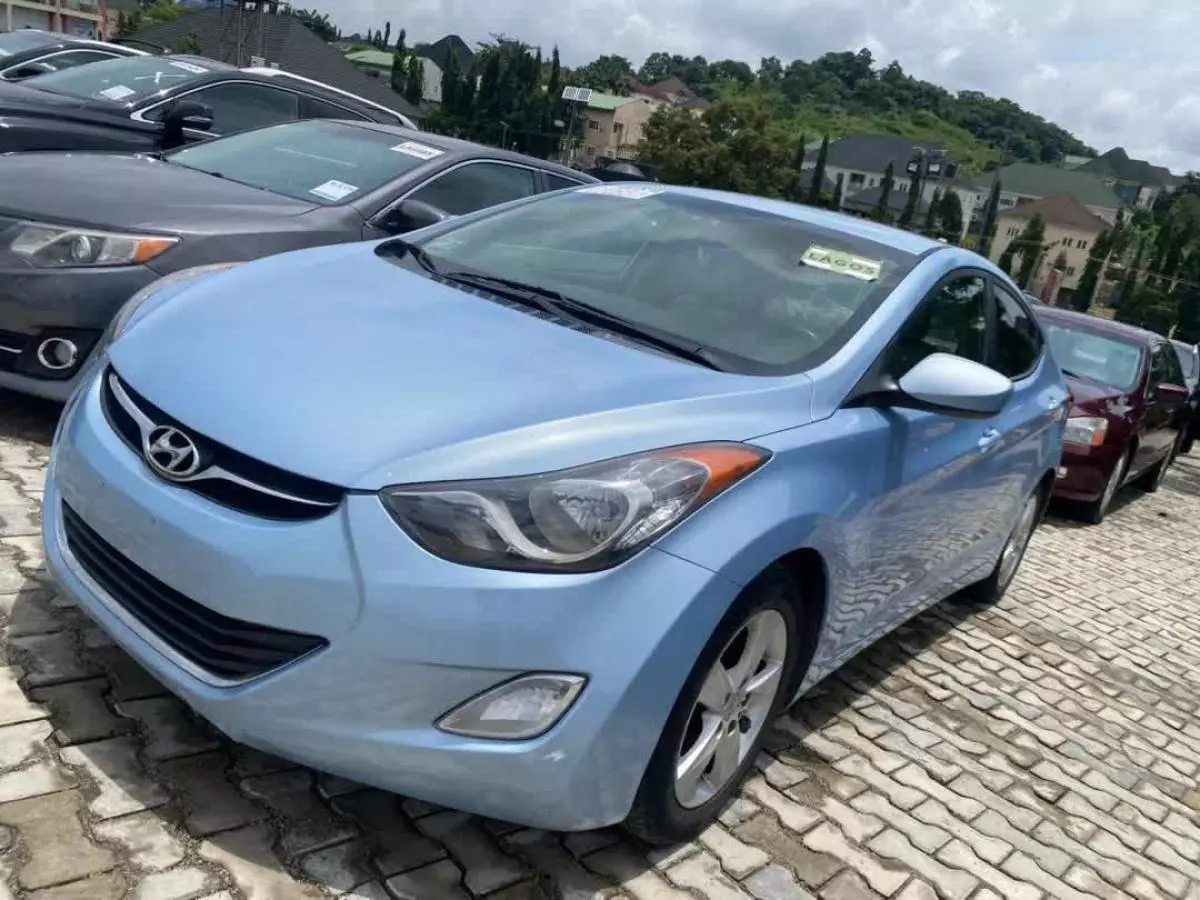 Hyundai Elantra   - 2012