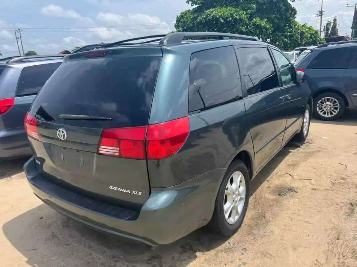 Toyota Sienna   - 2004