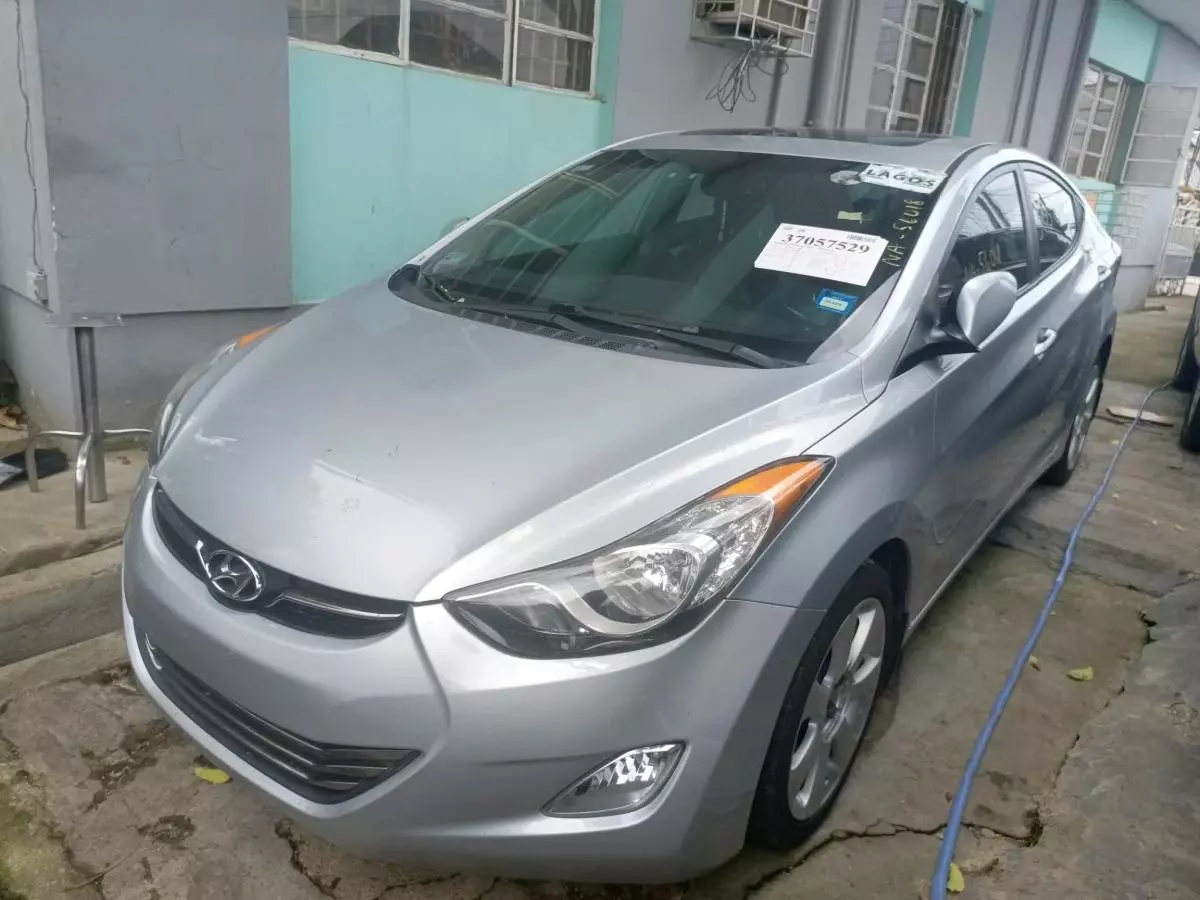 Hyundai Elantra   - 2012