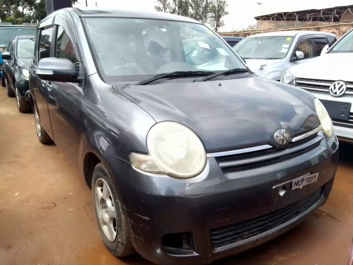 Toyota Sienta   - 2009