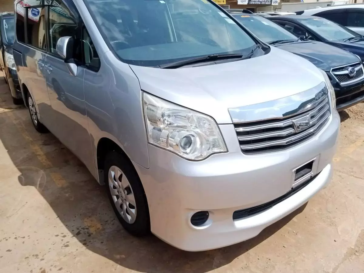 Toyota Noah   - 2012