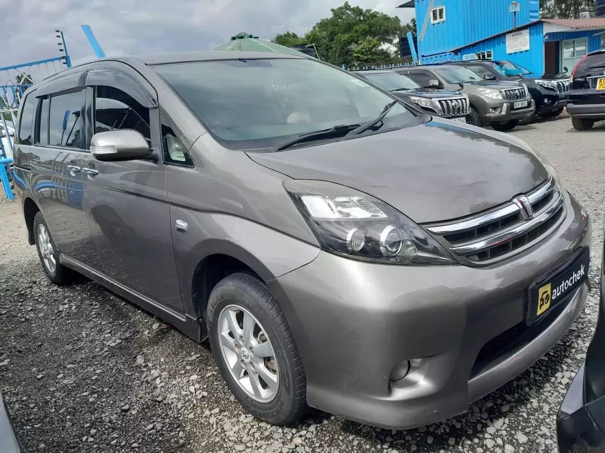 Toyota Isis  - 2010