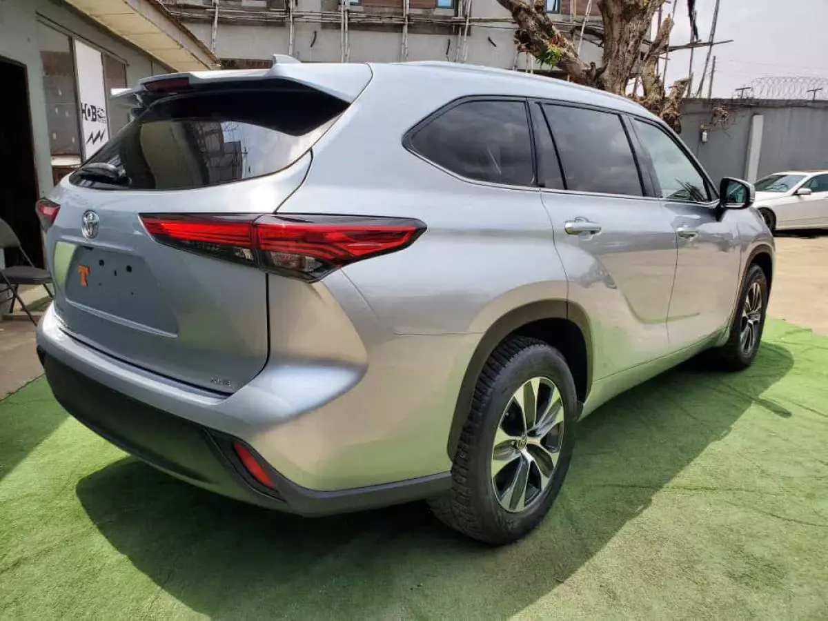 Toyota Highlander   - 2020