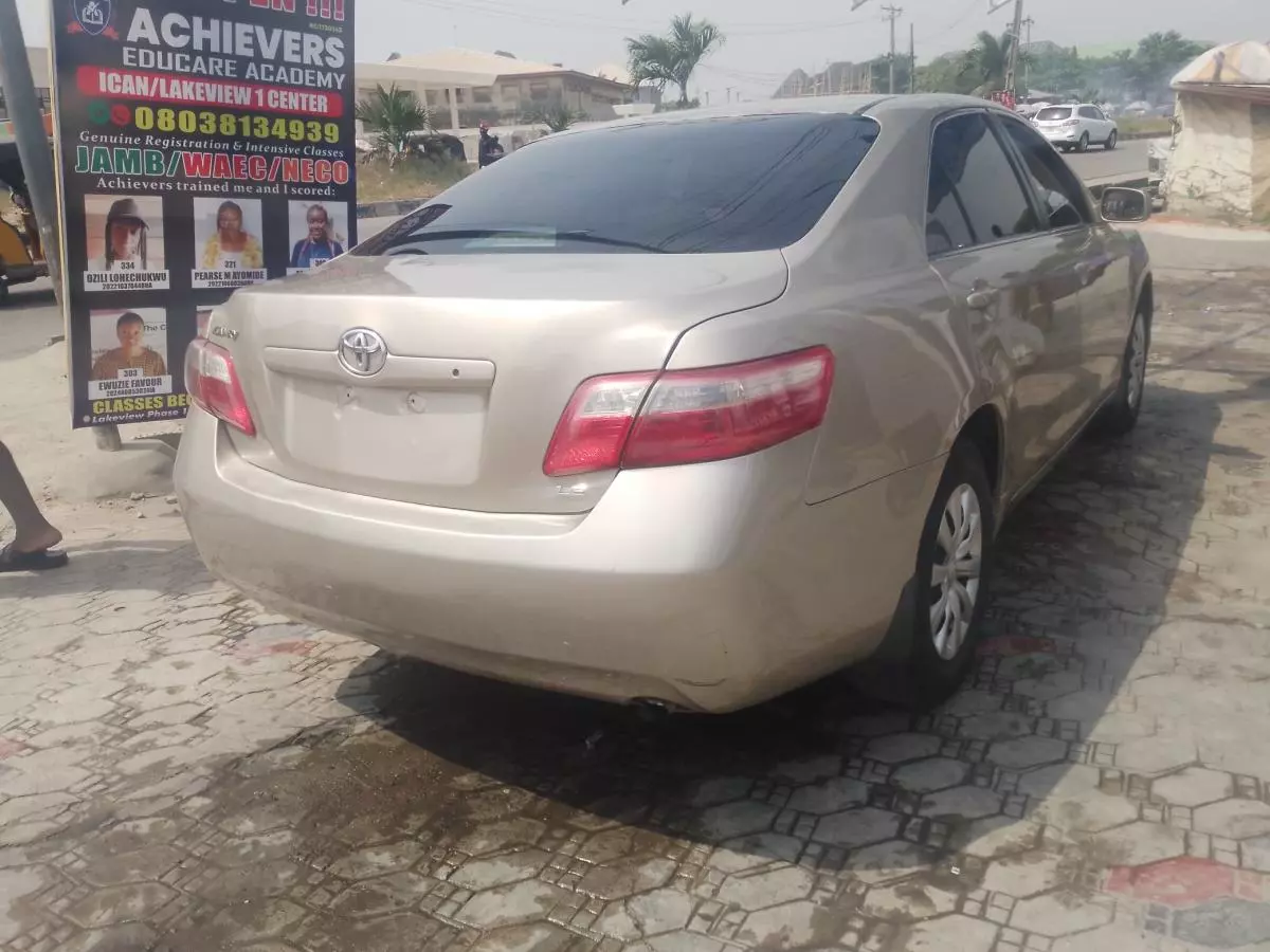 Toyota Camry   - 2009