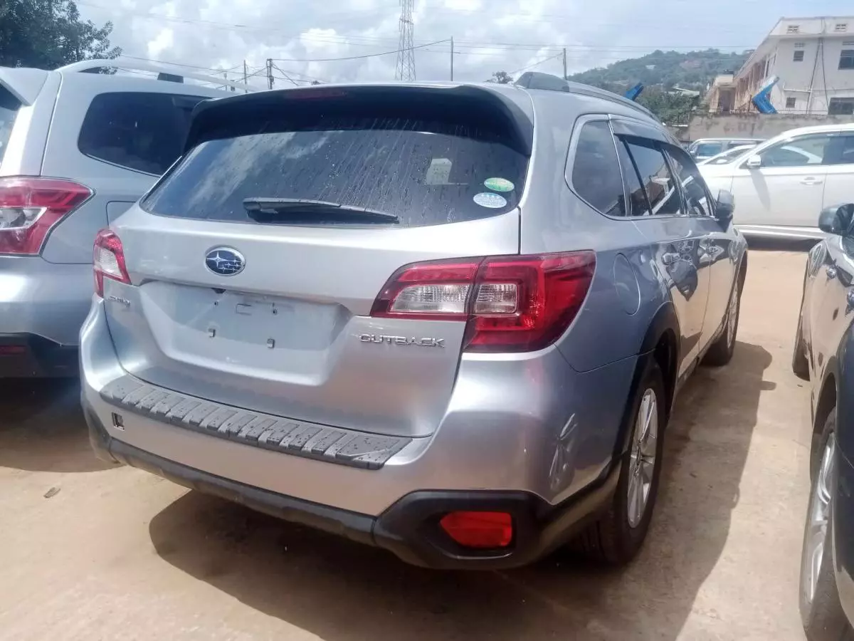 Subaru Outback   - 2015