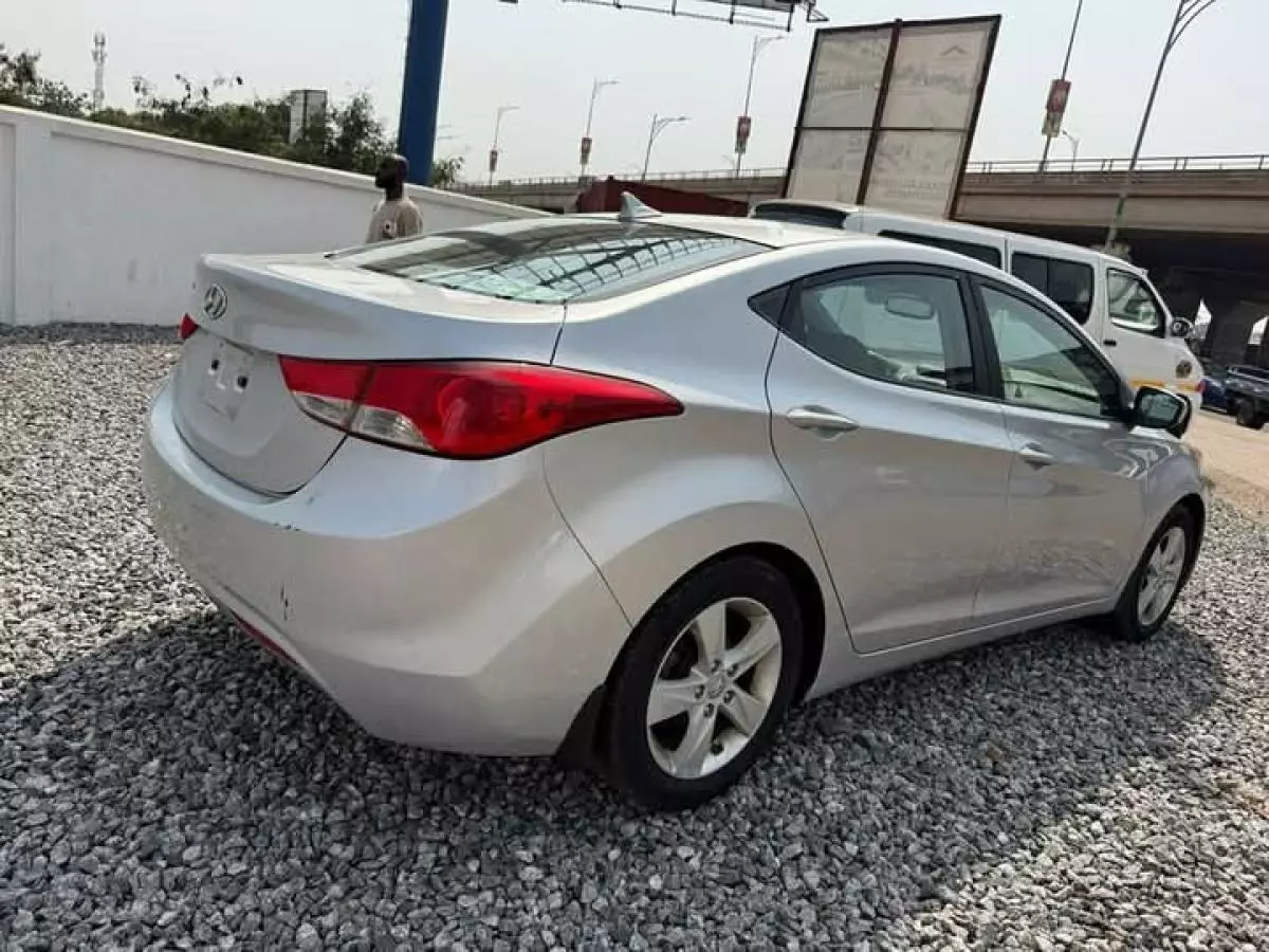 Hyundai Elantra   - 2013