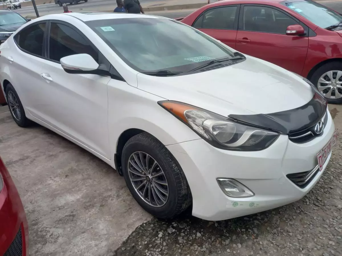 Hyundai Elantra   - 2012