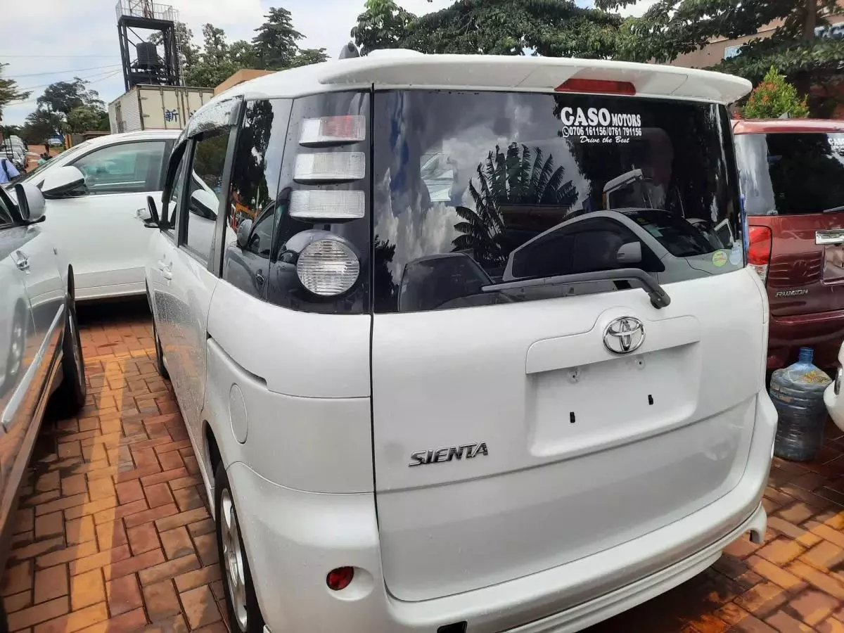 Toyota Sienta - 2008