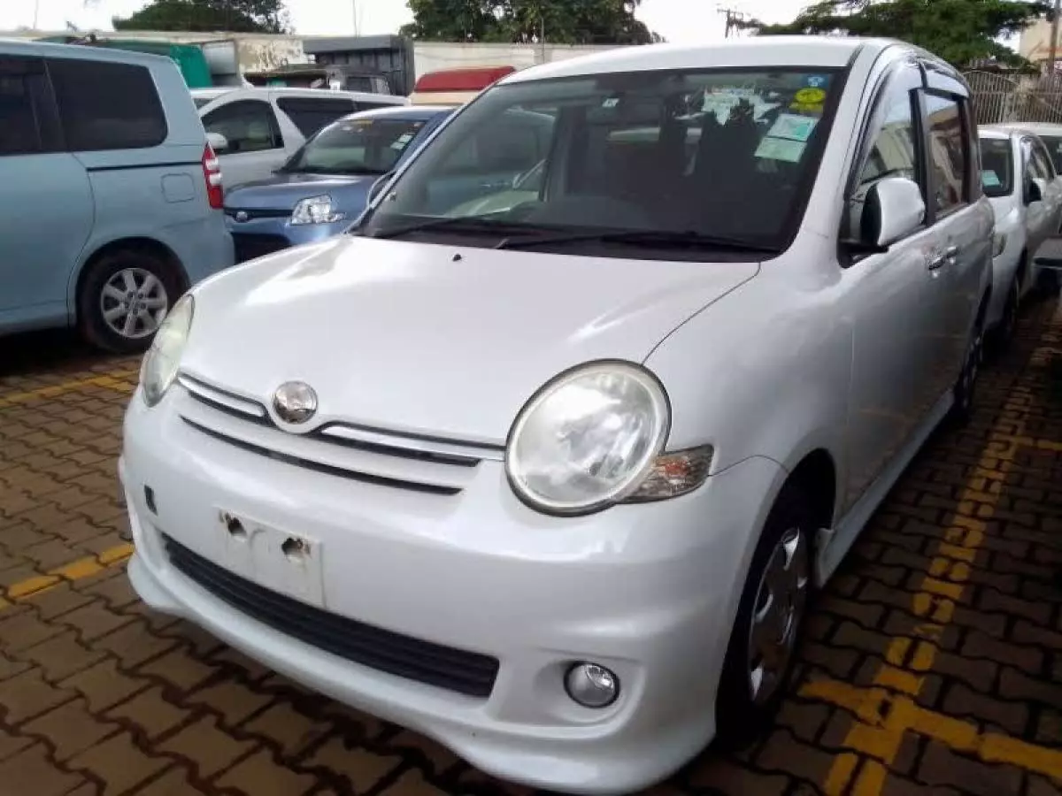 Toyota Sienta - 2010