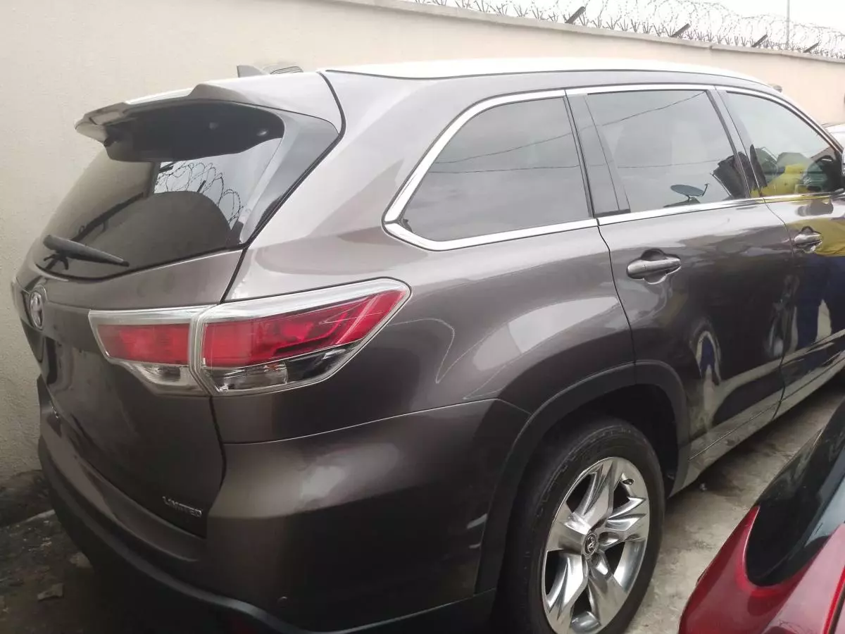 Toyota Highlander   - 2016