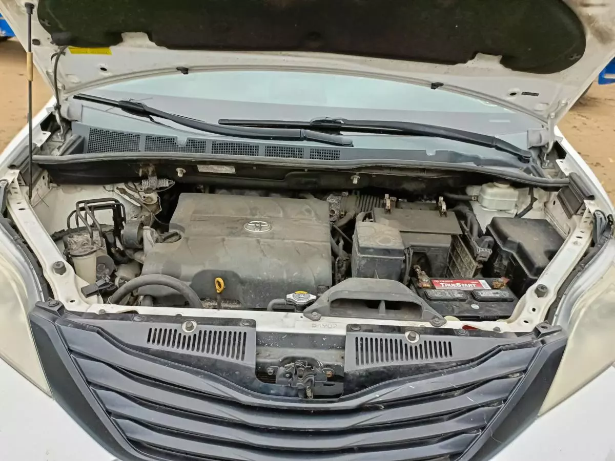 Toyota Sienna - 2011