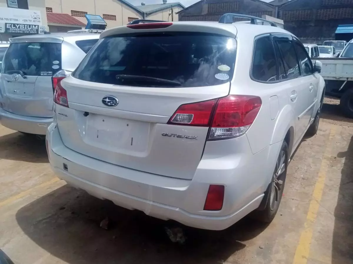 Subaru Outback   - 2011