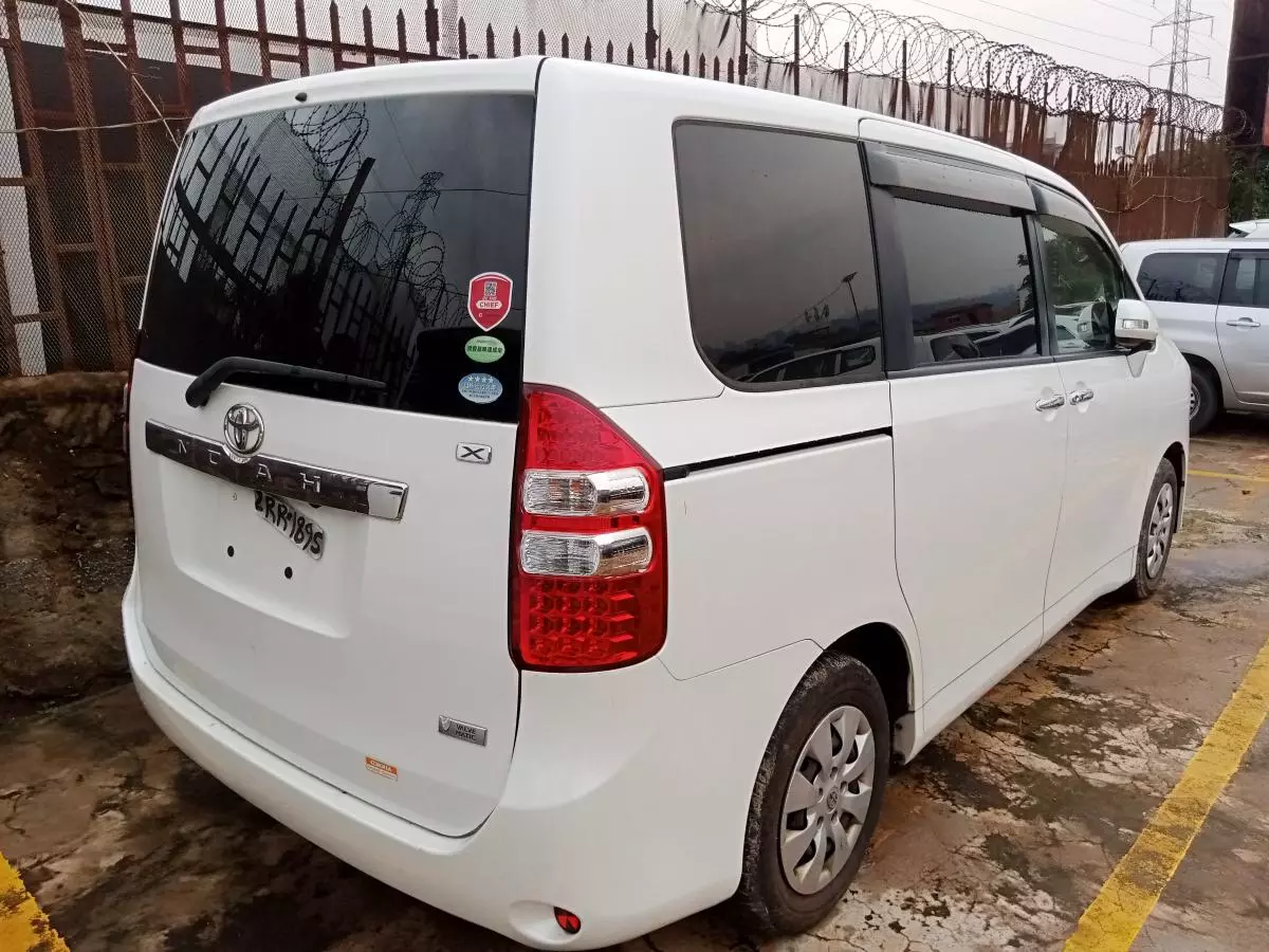 Toyota Noah   - 2011