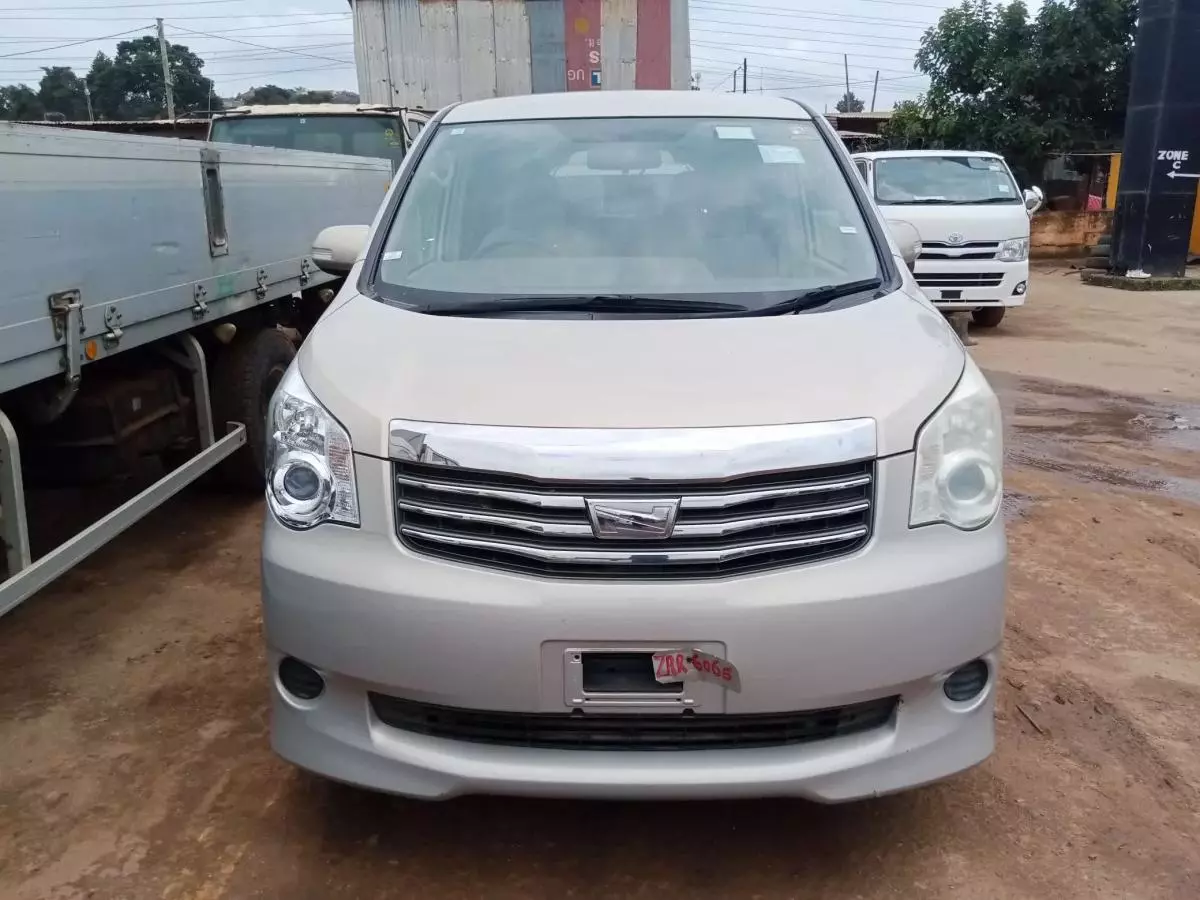 Toyota Noah   - 2010