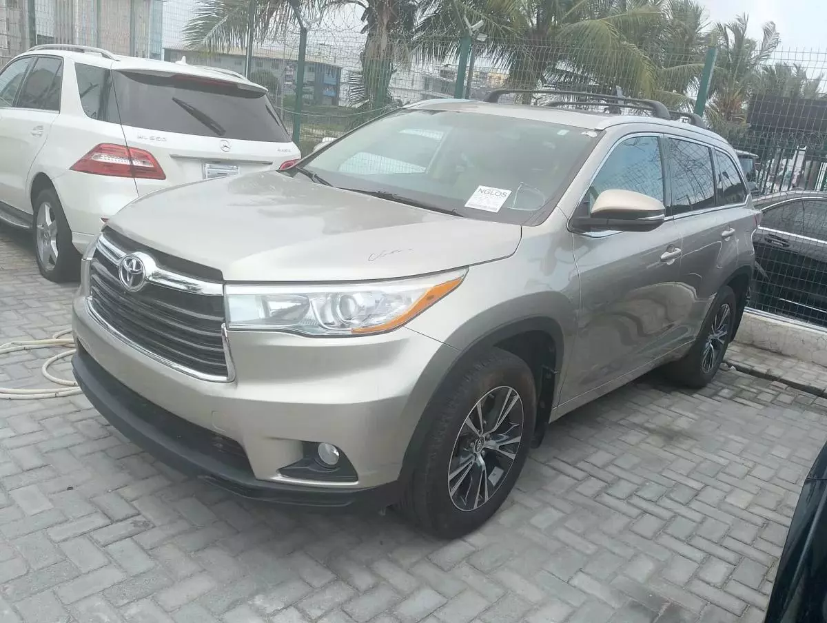 Toyota Highlander   - 2016