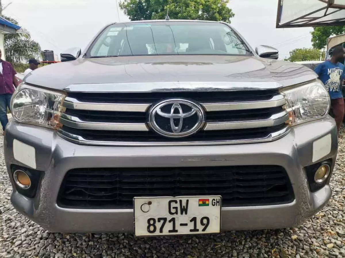 Toyota Hilux   - 2019
