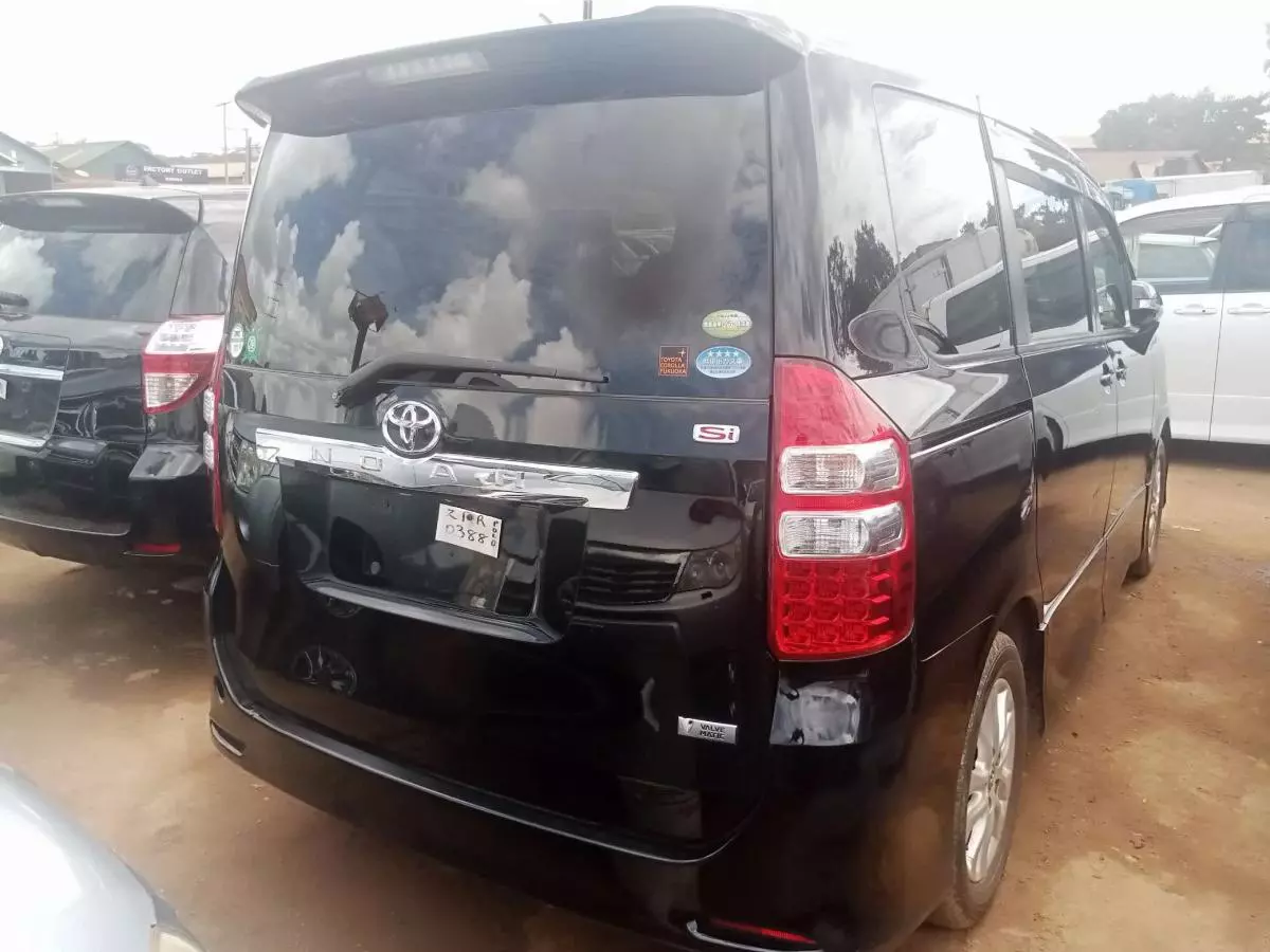 Toyota Noah   - 2010