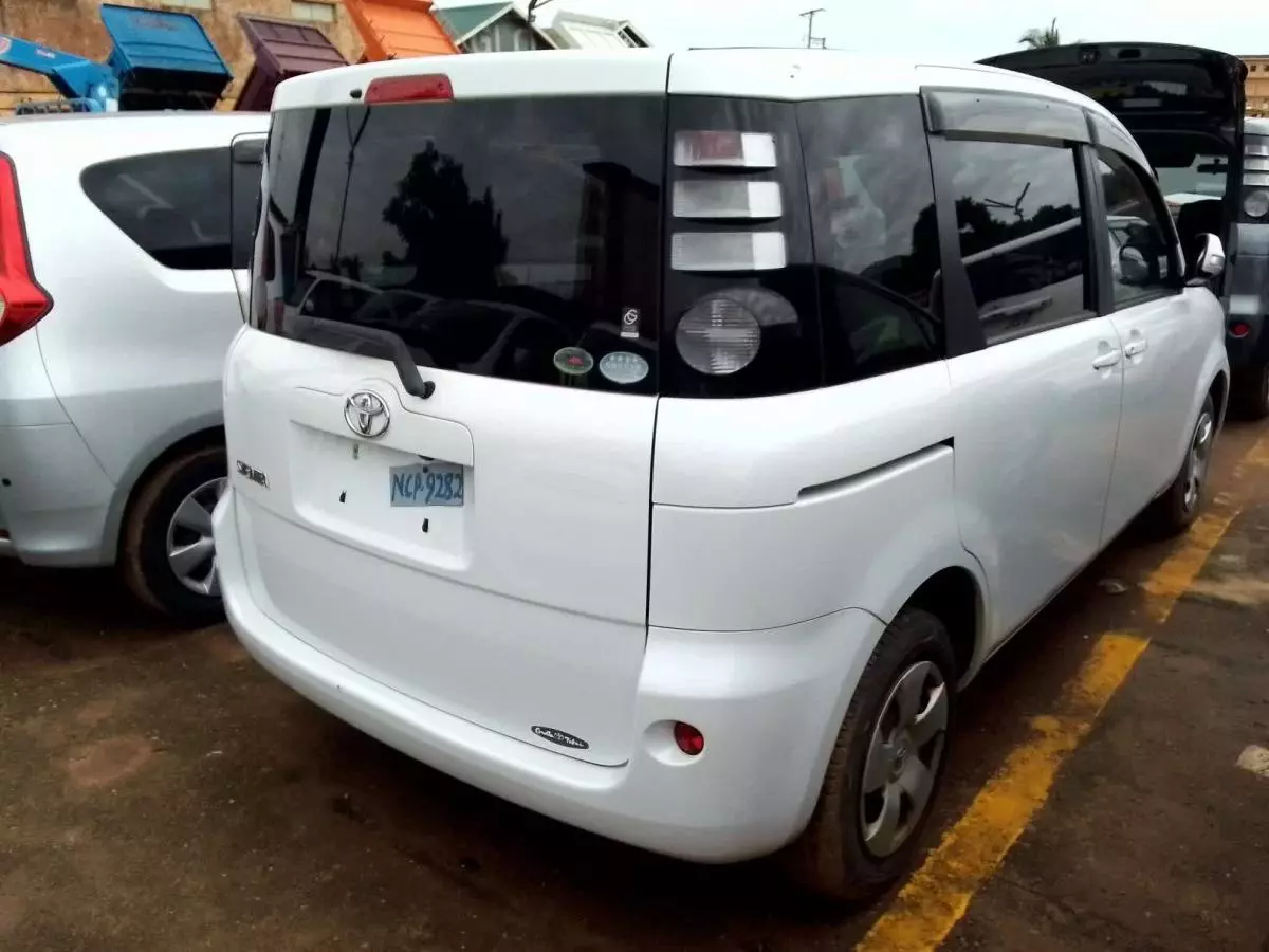 Toyota Sienta - 2009