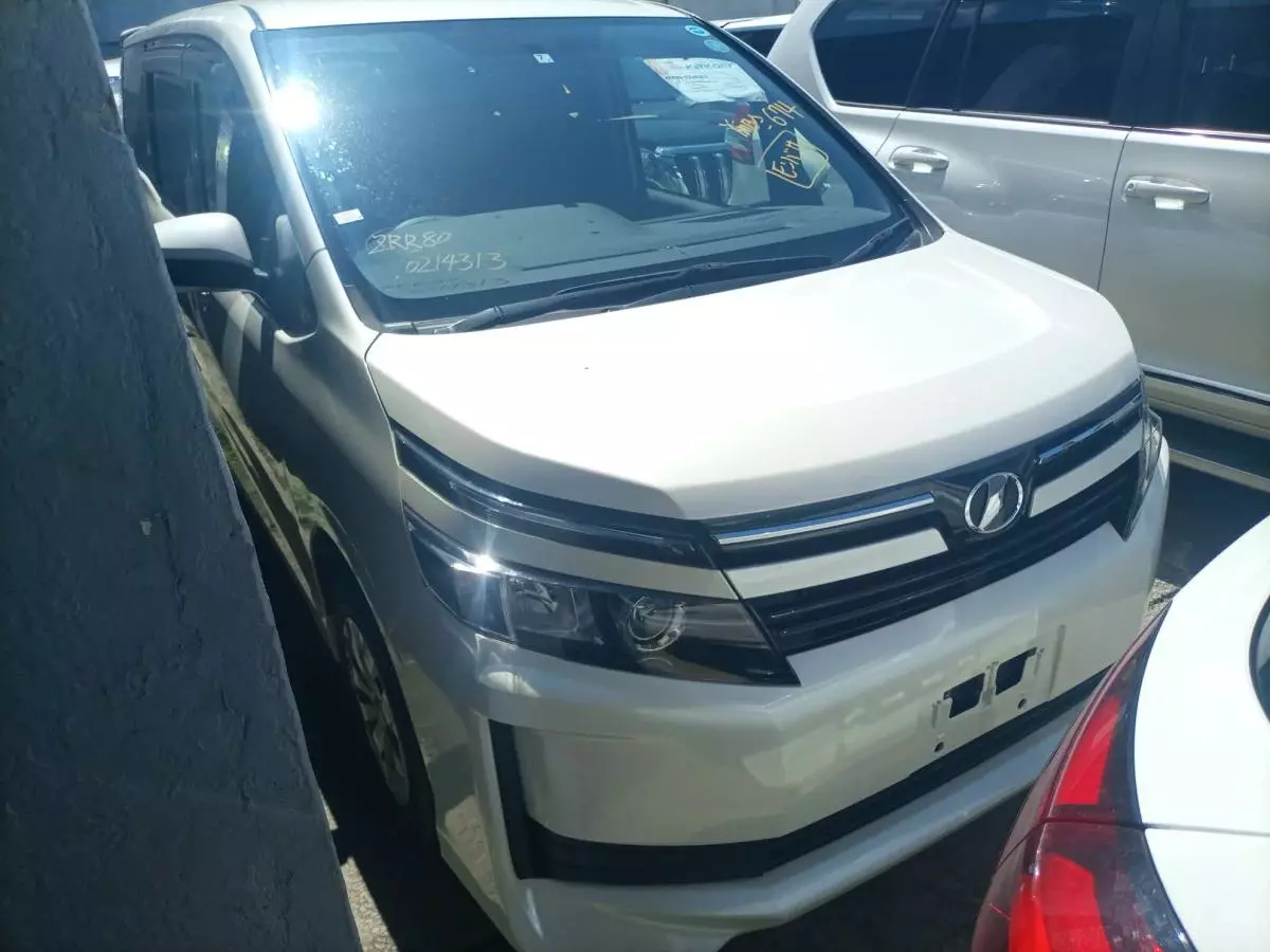 Toyota Voxy  - 2016