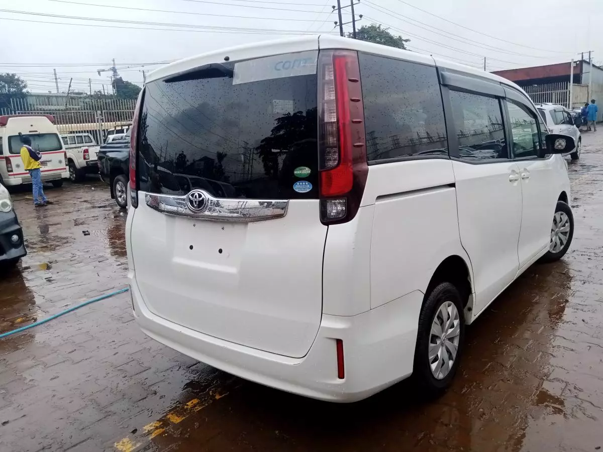 Toyota Noah   - 2015