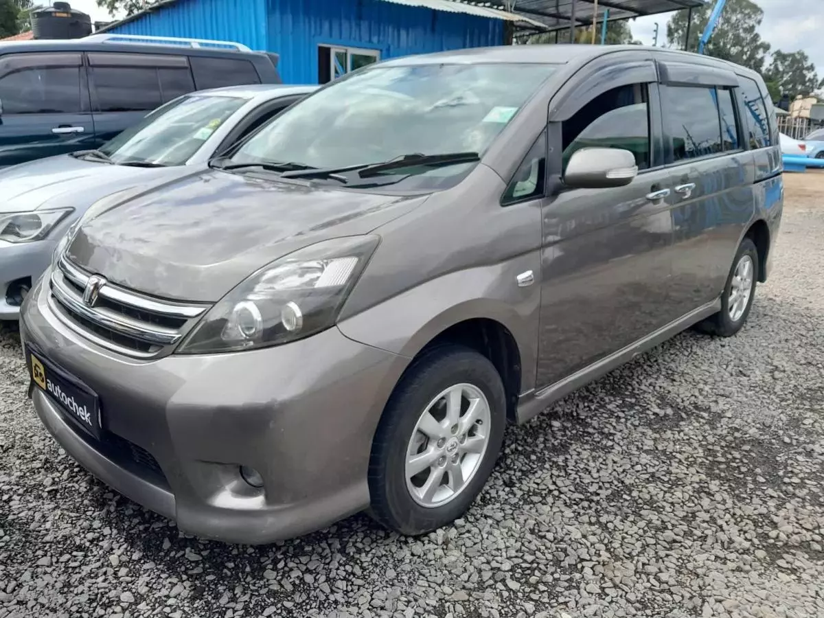 Toyota Isis  - 2010
