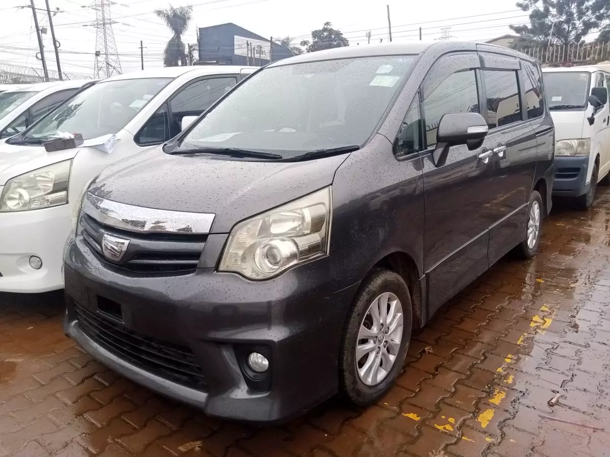 Toyota Noah   - 2011