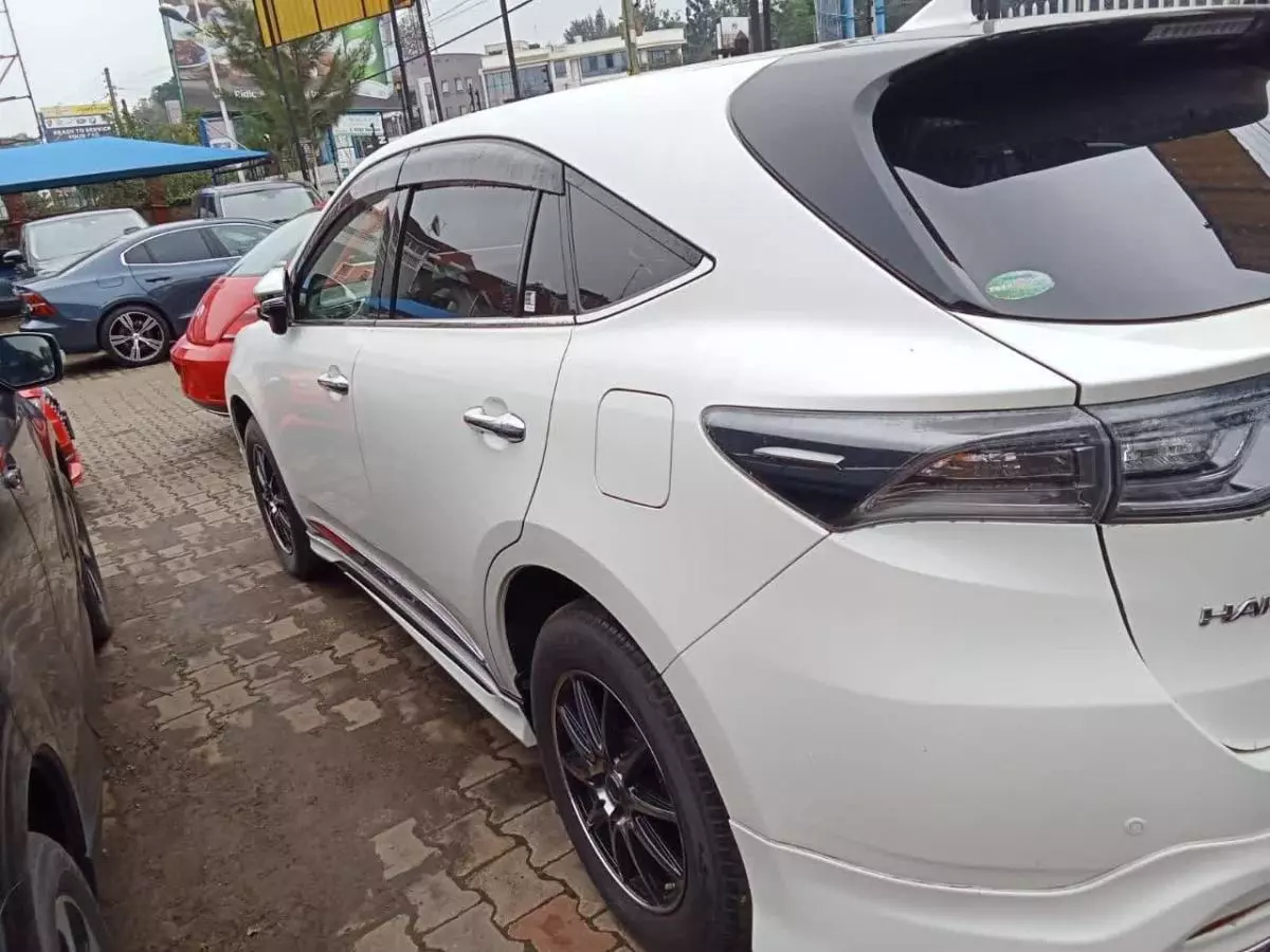 Toyota Harrier   - 2016