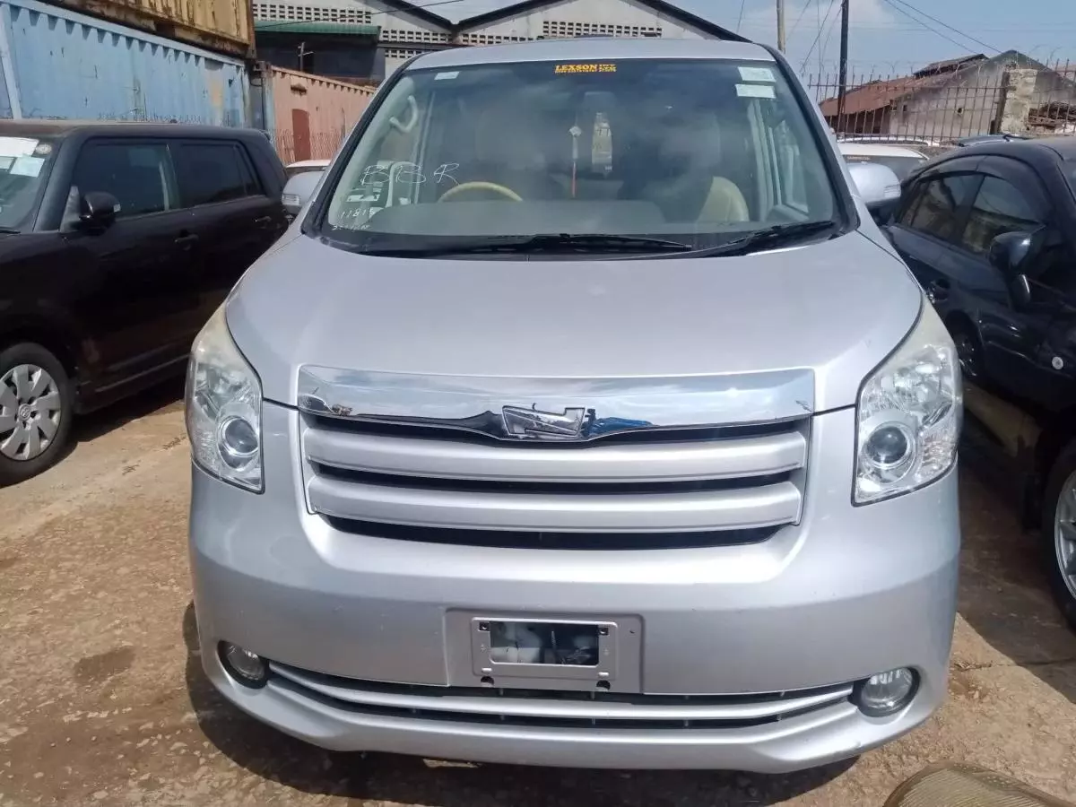 Toyota Noah   - 2009