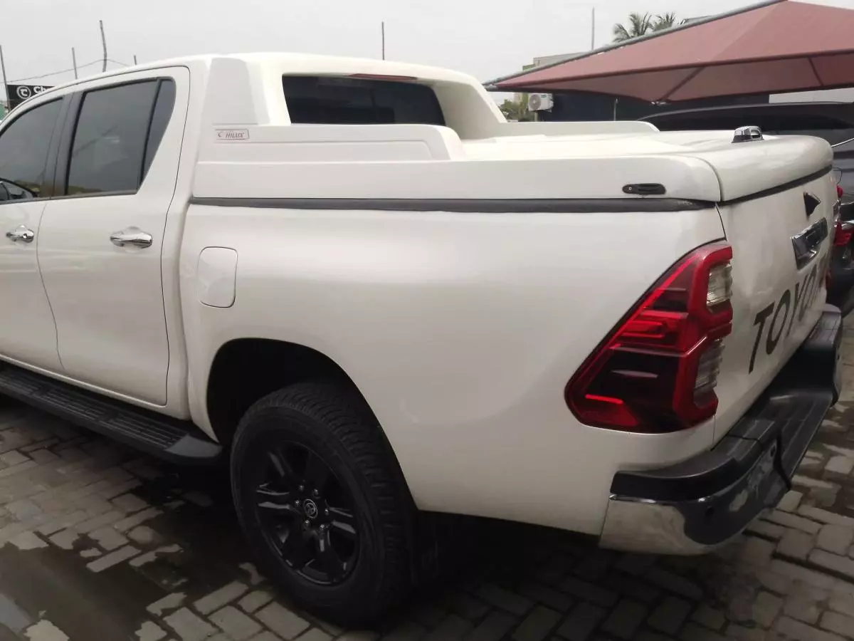 Toyota Hilux   - 2021