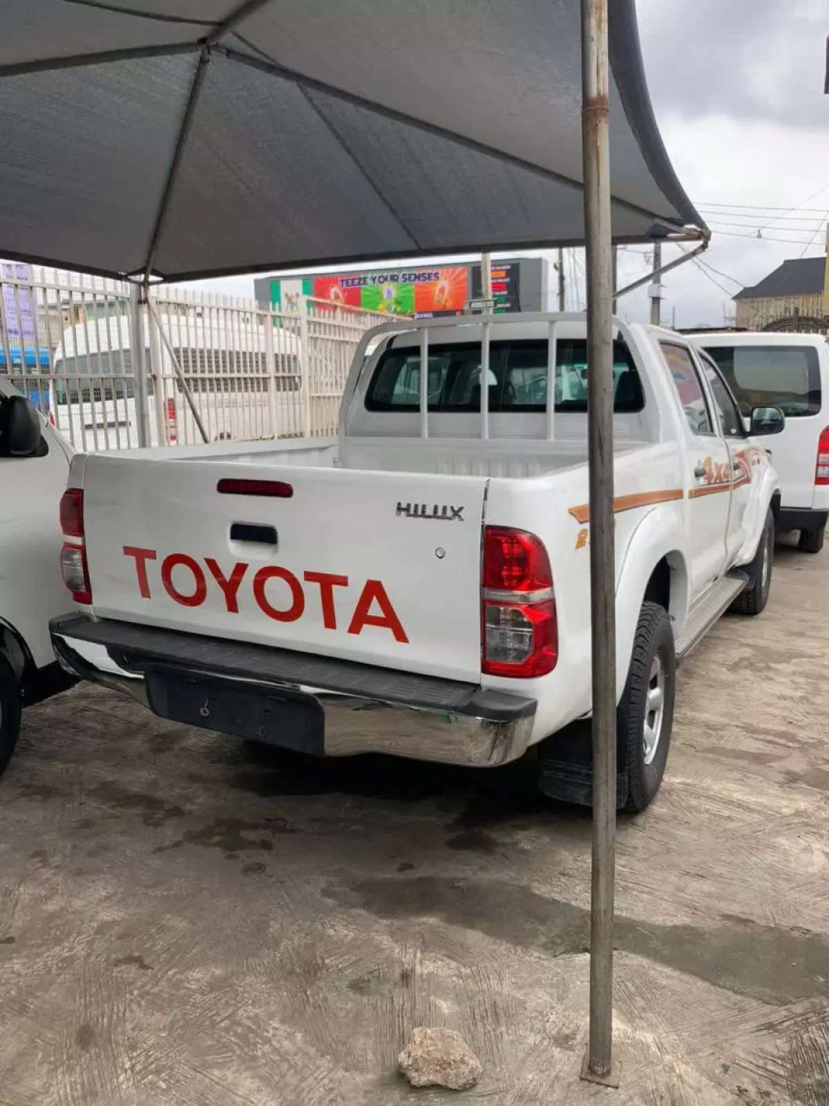 Toyota Hilux   - 2013