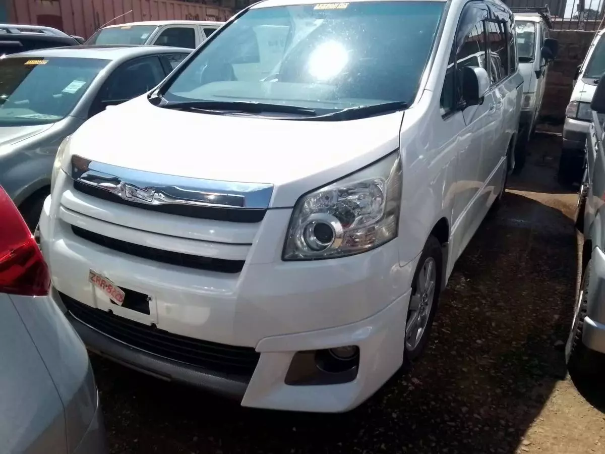 Toyota Noah   - 2010