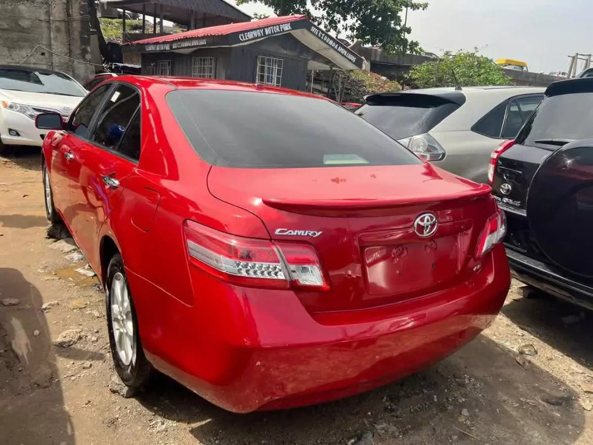 Toyota Camry   - 2011