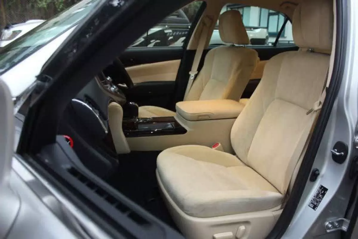 Toyota Crown Royal saloon  - 2016