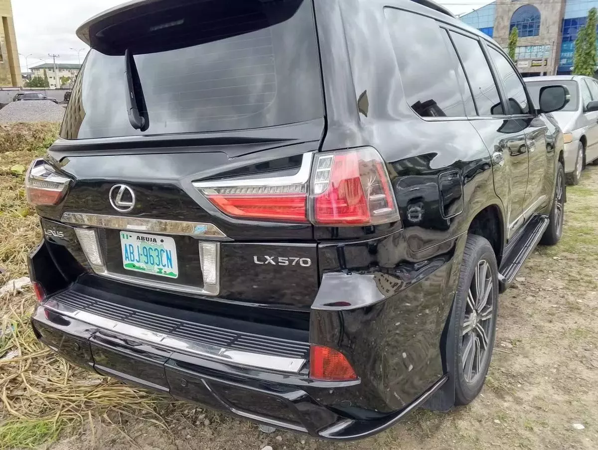 Lexus LX 570   - 2005