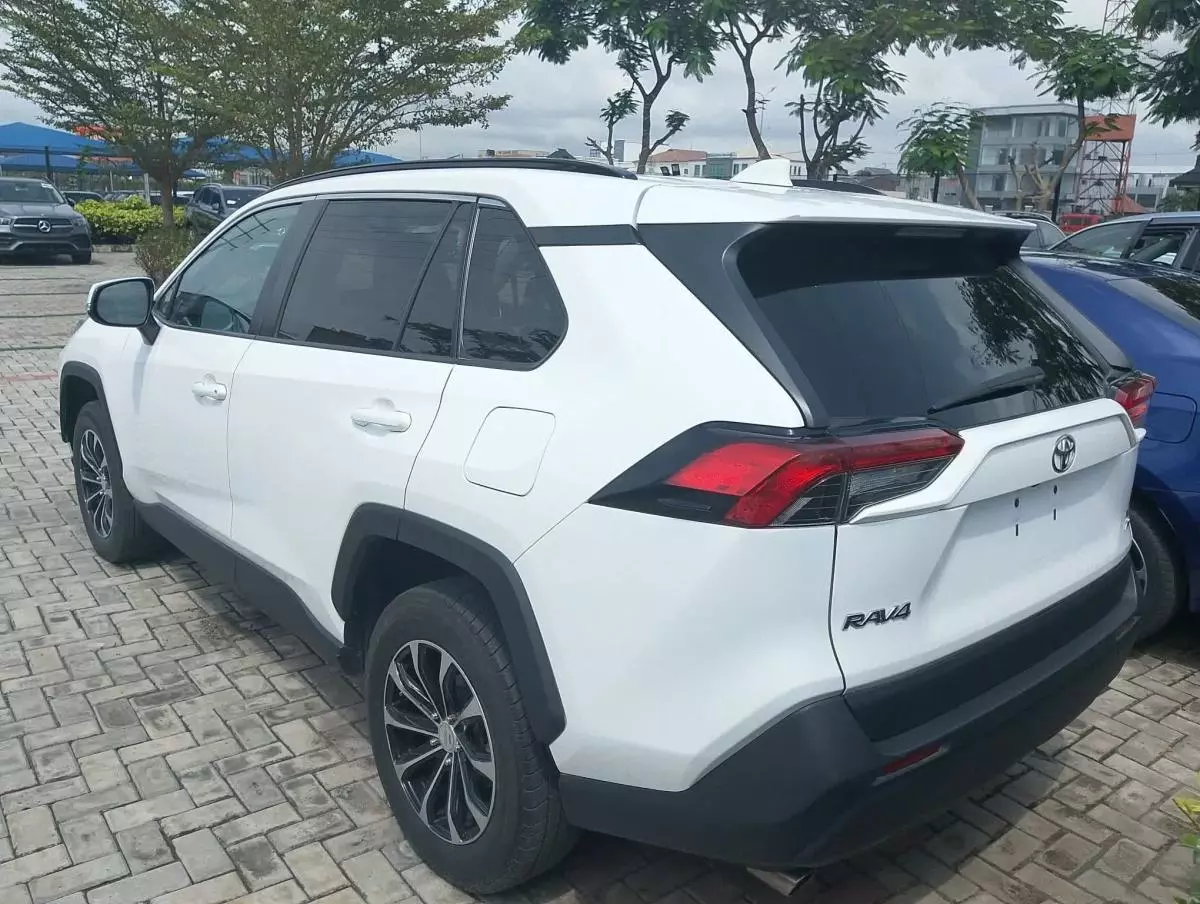 Toyota RAV4   - 2019