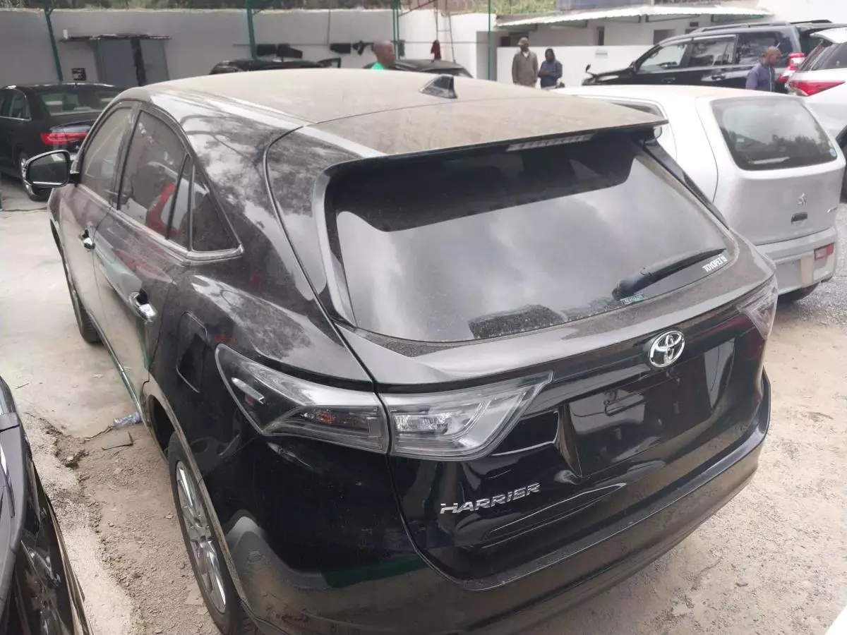 Toyota Harrier   - 2017