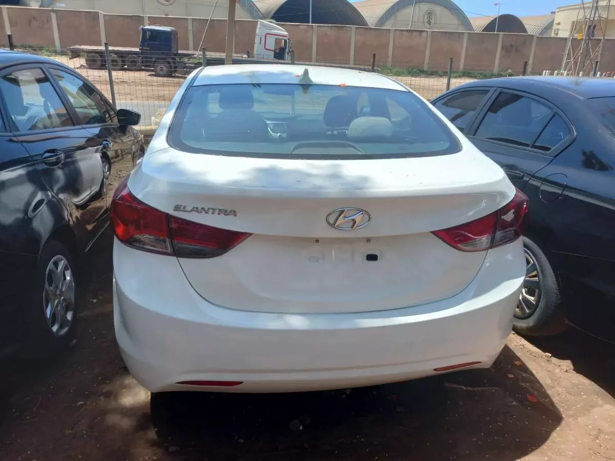 Hyundai Elantra   - 2012