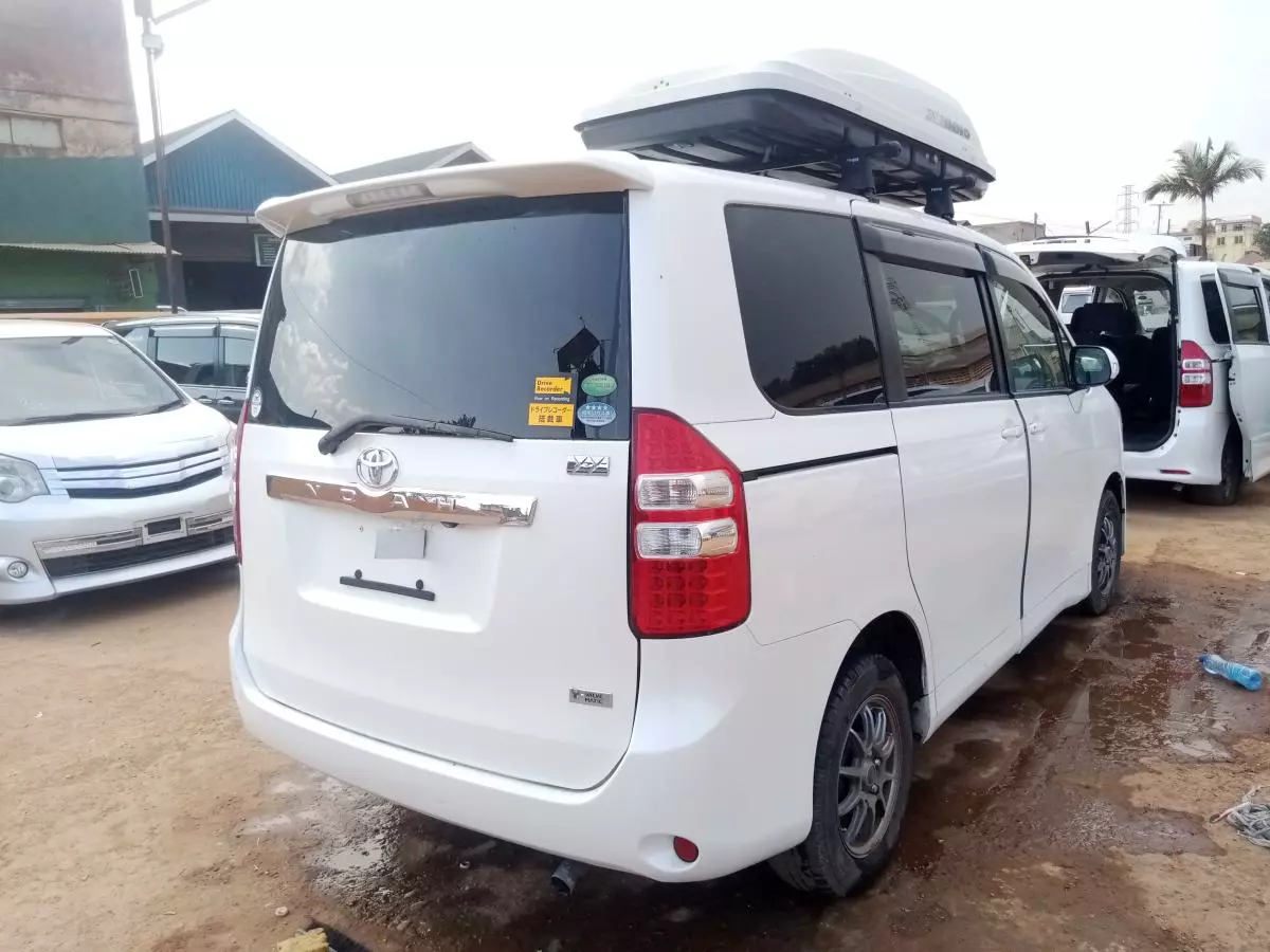 Toyota Noah   - 2011